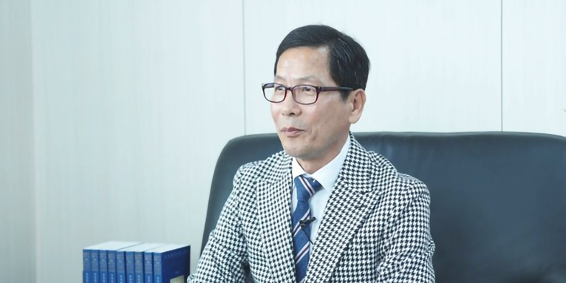 통일천사 본부에서 인터뷰에 응한 이 대표 모습